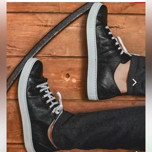 Grates Brooklyn leather sneakers.Made in Italy EU 46